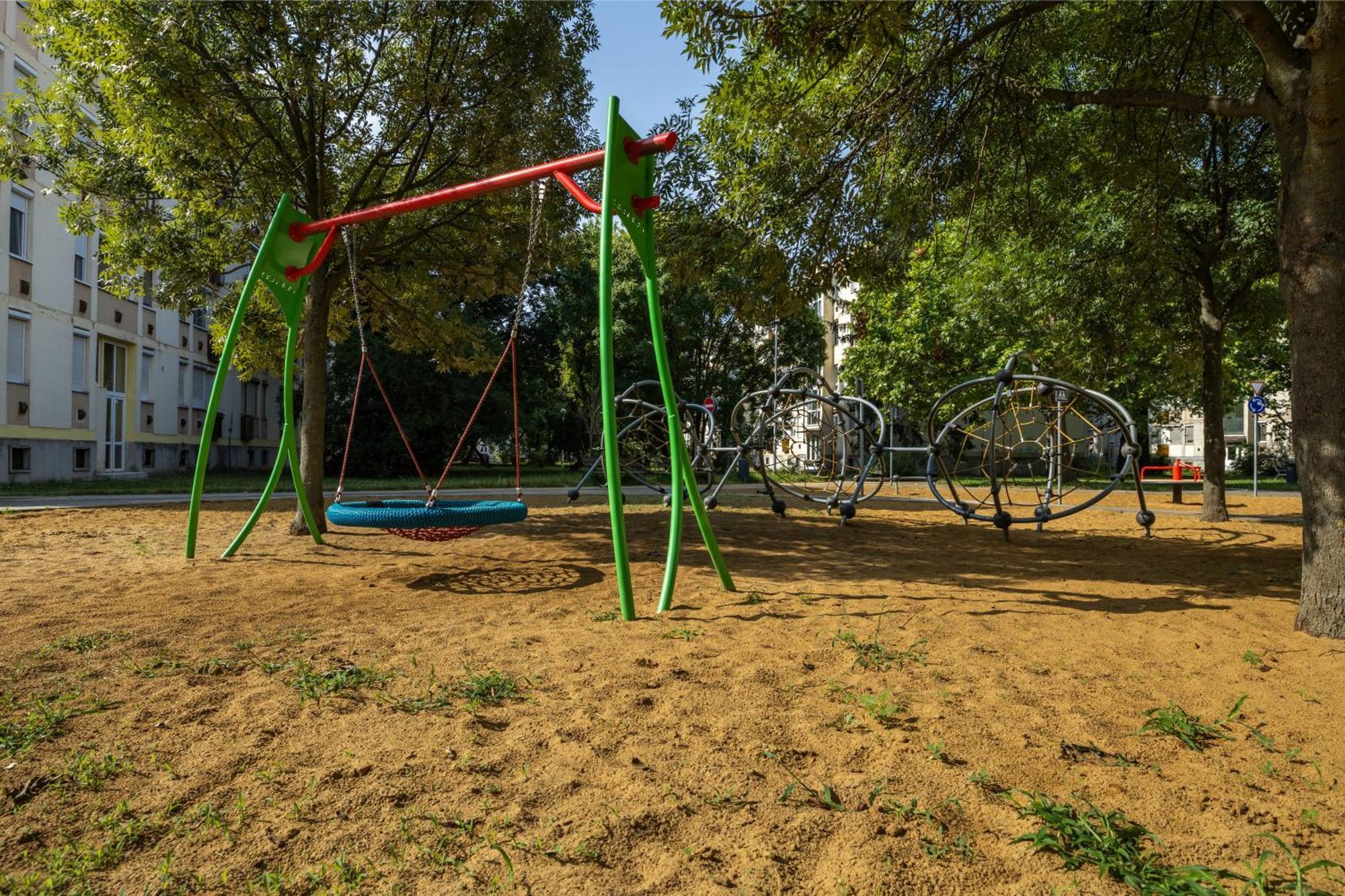 Malompark Apartman With Free Parking Debrecen Exteriör bild